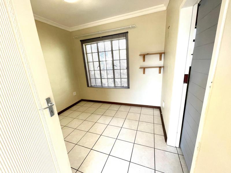 To Let 1 Bedroom Property for Rent in Kannoniers Park North West